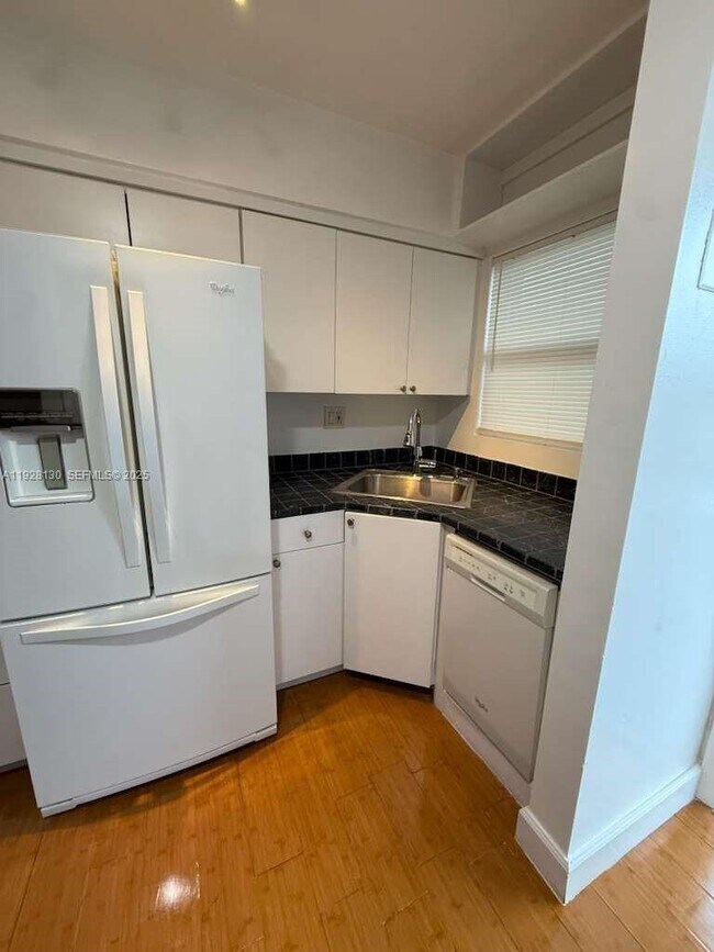 Foto del edificio - 2225 NE 123rd St