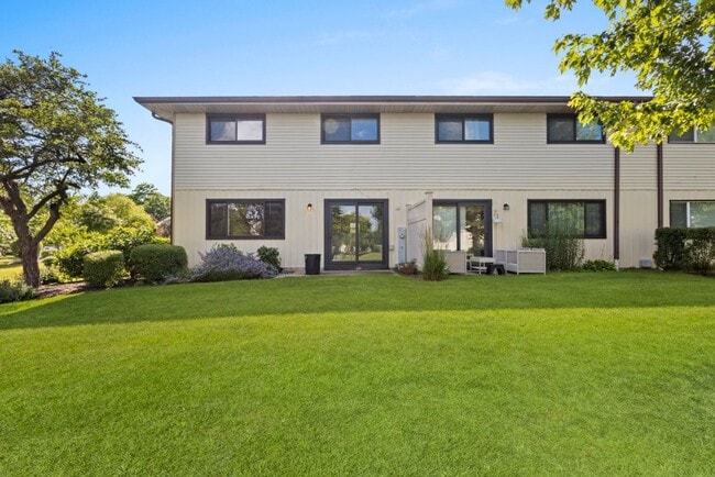 Building Photo - Bright 2BR, 1.5BA End Unit with Heated Flo...