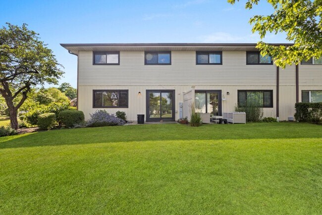 Foto del edificio - Bright 2BR, 1.5BA End Unit with Heated Flo...