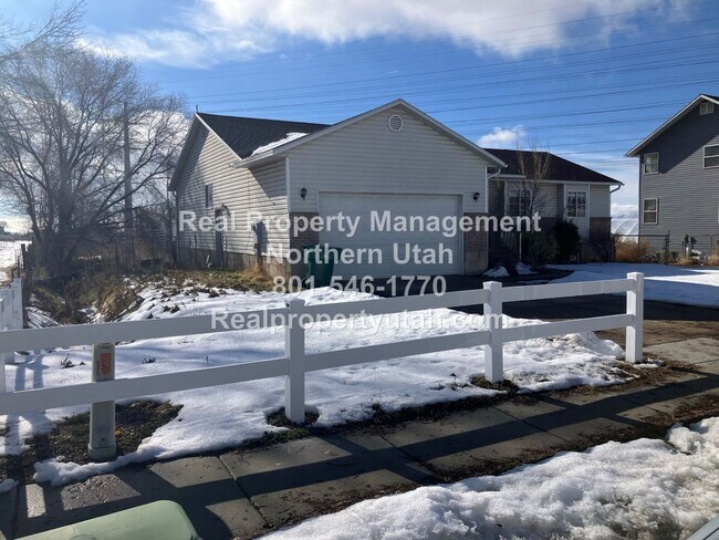 Foto del edificio - 6 Bedroom Rambler in Layton available now!