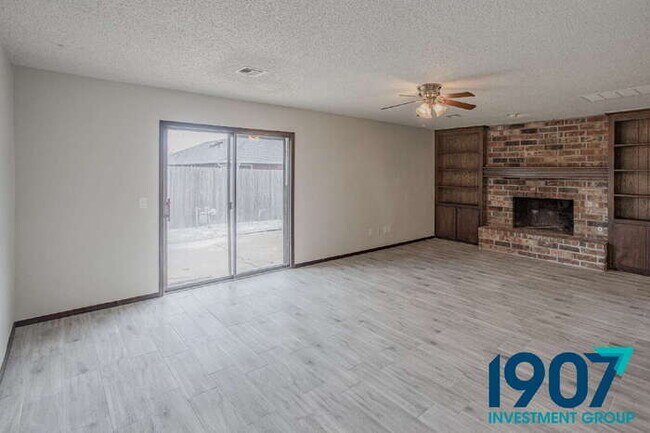 Foto del edificio - Charming Brick Home with Modern Updates and Large Backyard in Moore!