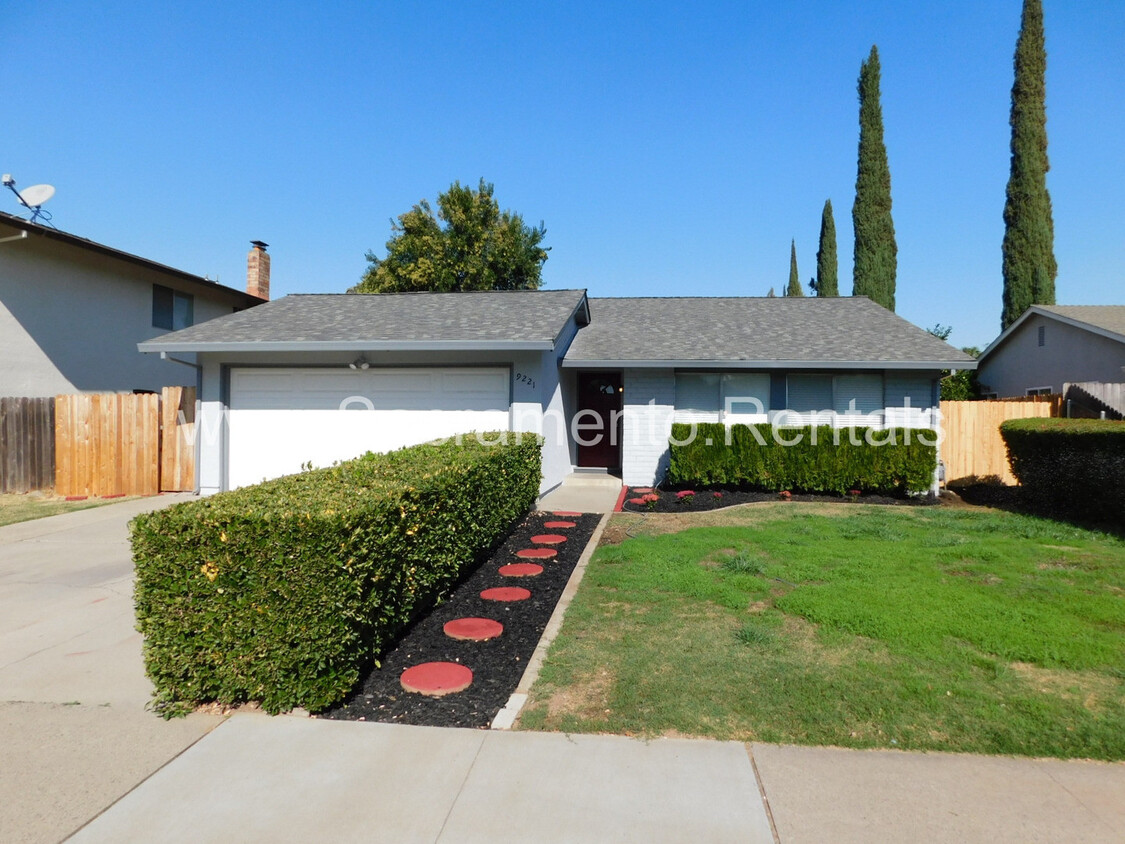 Foto principal - Beautiful 4bd/2ba Rosemont Home with 2 Car...