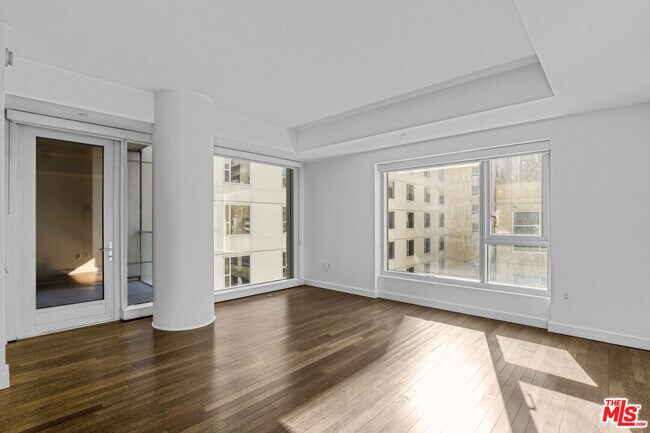 Building Photo - 6250 Hollywood Blvd