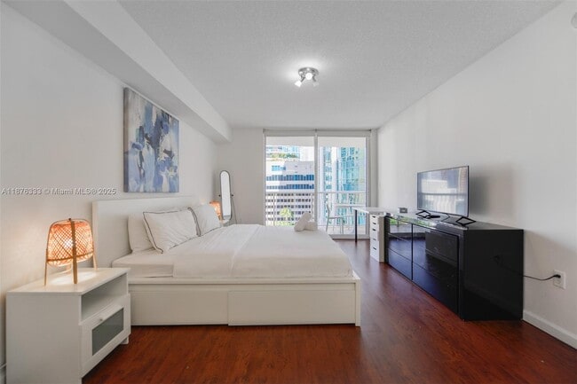 Building Photo - 1200 Brickell Bay Dr