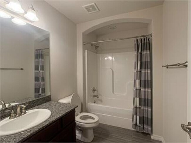 Foto del edificio - Cozy home with natural light with a firepi...