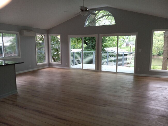 Building Photo - Three Bedroom on the River