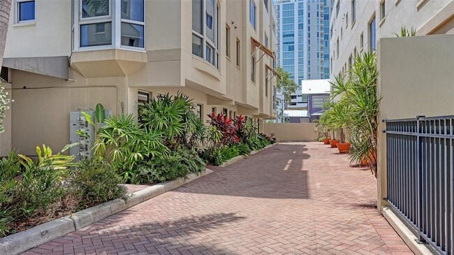 Foto del edificio - 235 Cocoanut Ave