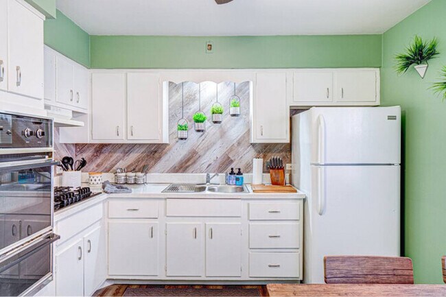 Building Photo - Nature Themed 2 BR Elmwood Park Condo