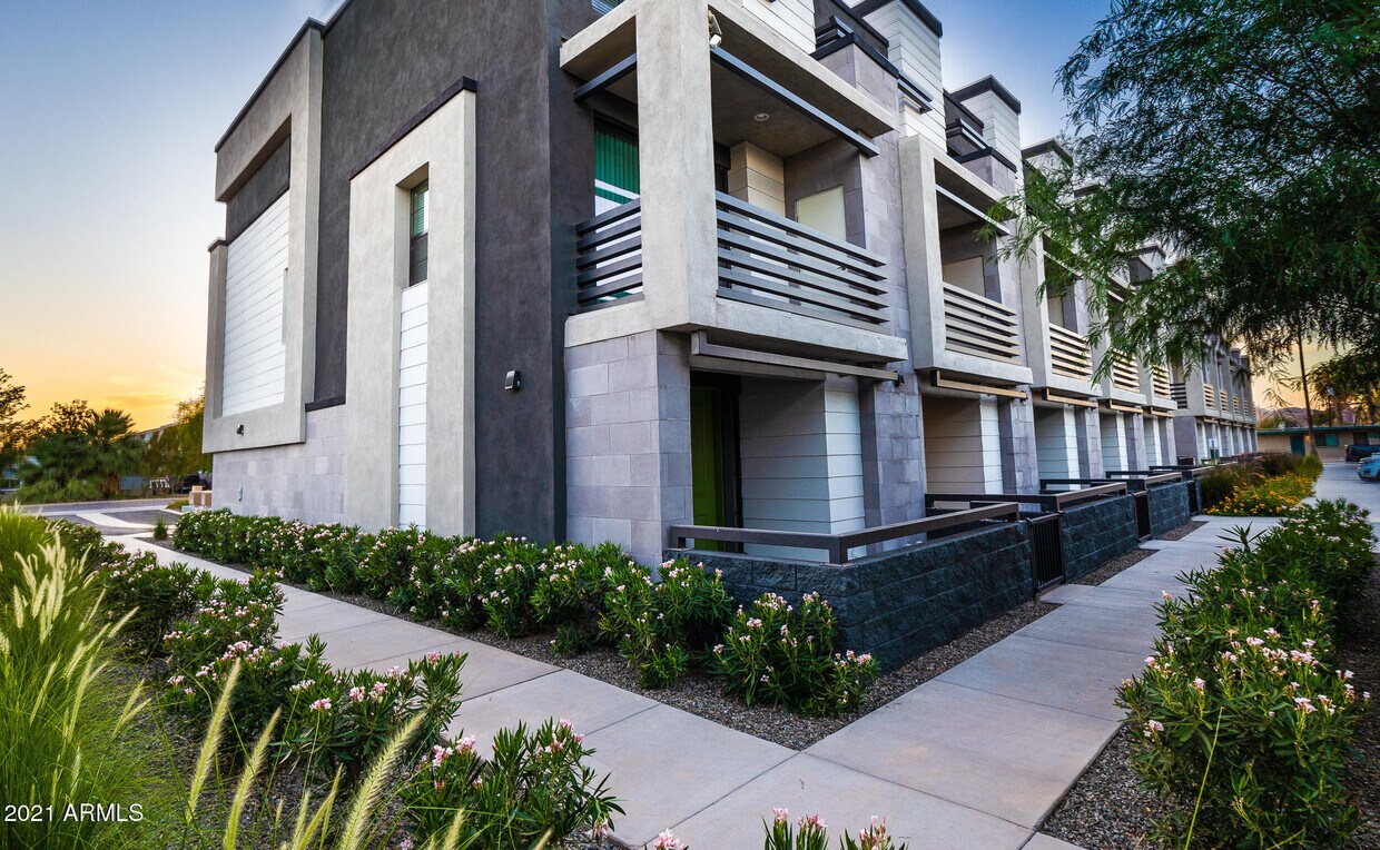 Foto principal - 965 W 2nd St
