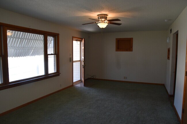 Building Photo - 3 Bedroom 1 Bath