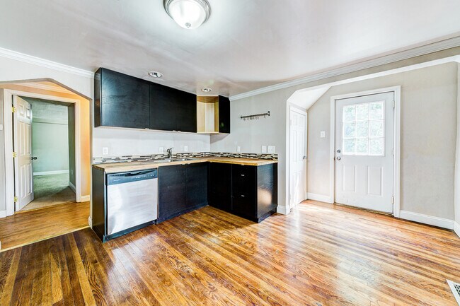 Foto del edificio - AVAILABLE AUGUST 2026 - Beautiful 3 Bedroom Home w/ OFF-STREET PARKING & Deck!