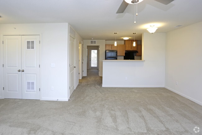 1BR, 1BA - 796 SF - RIVER GLEN I