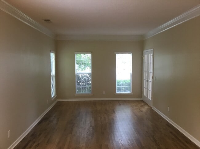 Building Photo - 1368 Yorkshire Place NW