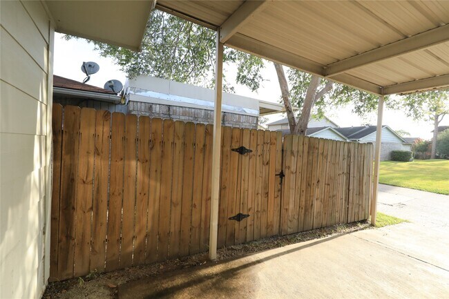 Foto del edificio - 6573 S Briar Bayou Dr
