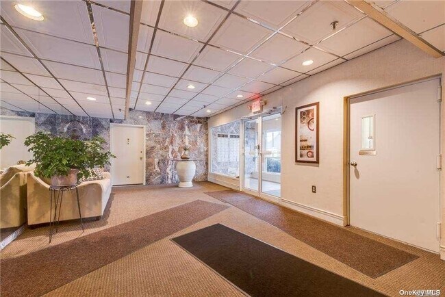 Foto del edificio - 205 Mineola Blvd