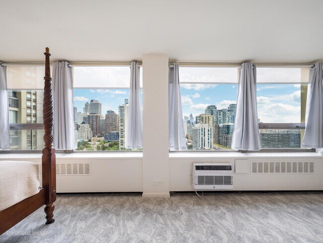 Foto del edificio - 1360 N Sandburg Terrace