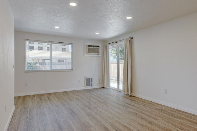 Foto del edificio - Newly Renovated Townhouse - Pet Friendly!!