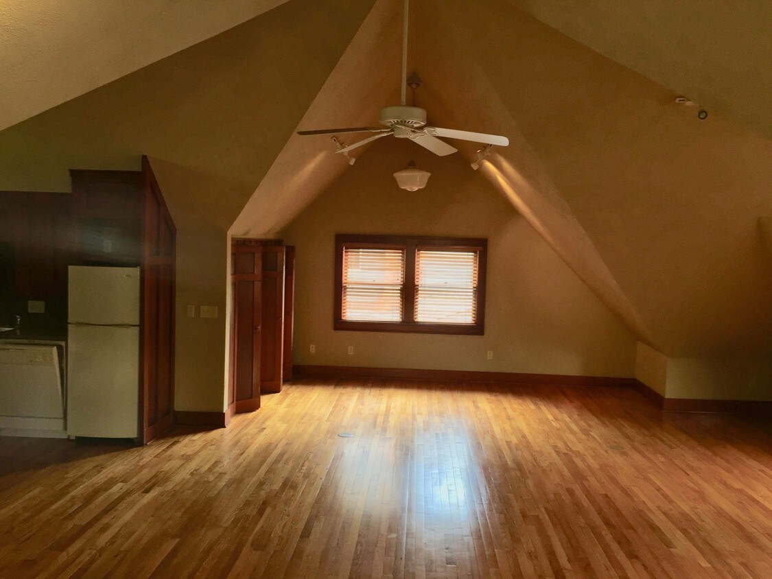 Primary Photo - 213 E Duffy St