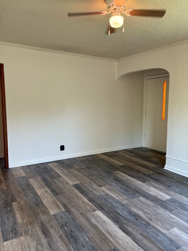 Building Photo - 2BR Pet-Friendly Home w/ Fenced Yard