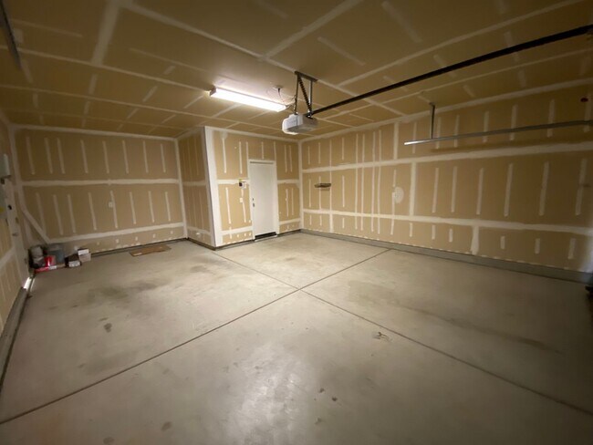 Foto del edificio - NW Visalia Home Available now, October SPE...