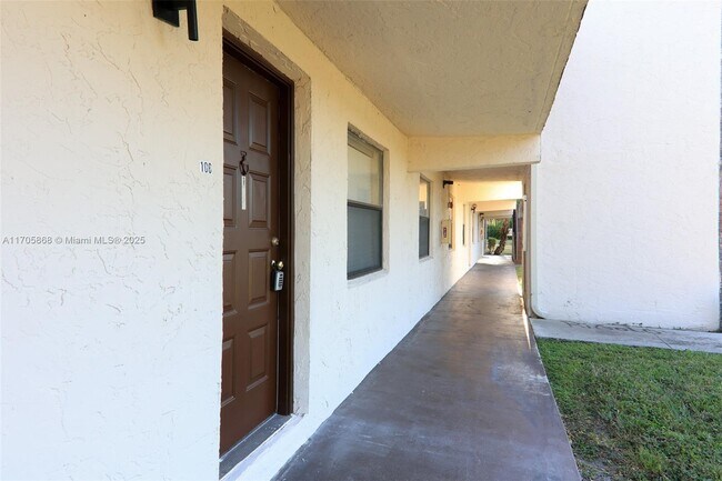 Foto del edificio - 6040 Shaker Wood Cir