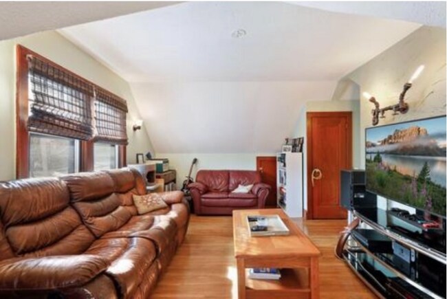 Building Photo - 571 Hall Ave