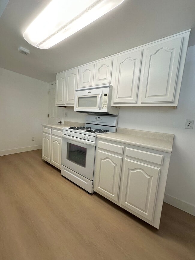 Building Photo - 270 S Edgehill Dr