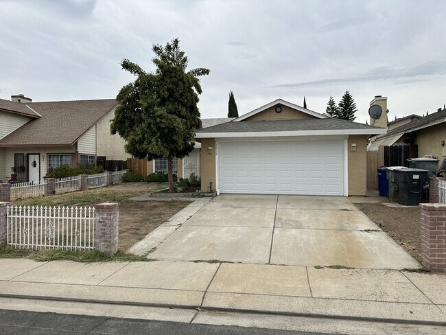 Building Photo - charming 4-bedroom, 2-bathroom home locate...