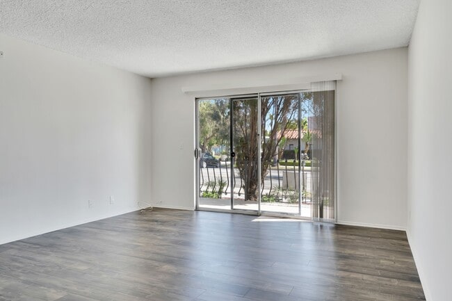 Spacious living room - 1518 Euclid St
