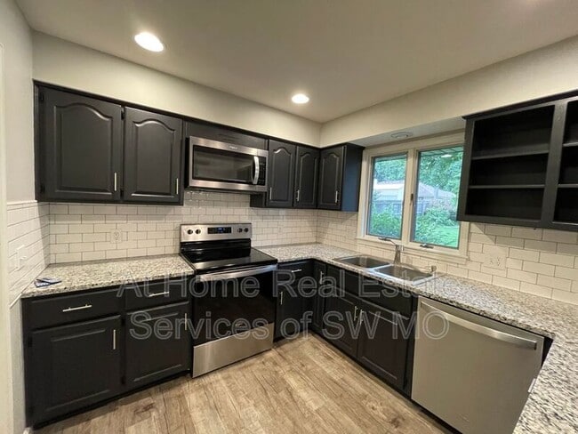 Building Photo - 904 Fairway Ct