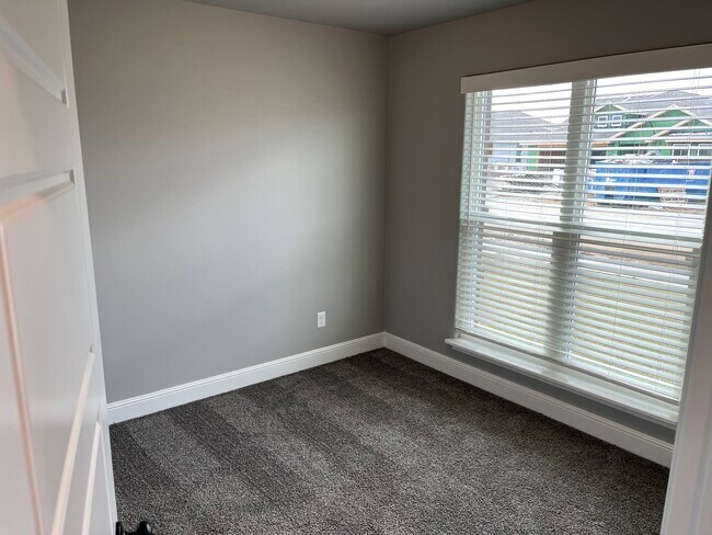 Building Photo - 2110 Bluestem Dr