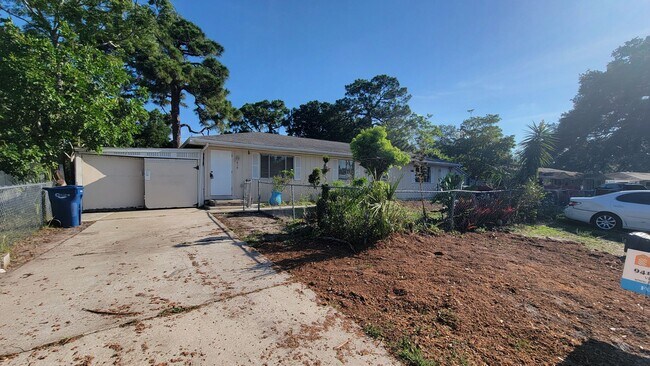 Foto del edificio - 617 59th Avenue Drive W