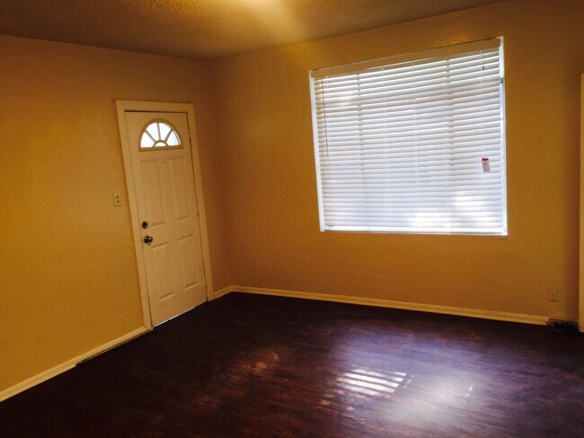 Foto del edificio - North Hyde Park Bungalow: Close to SOHO, Downtown & U.T.