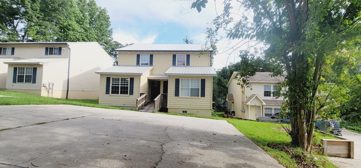 CLOSE TO CAMPUS 3/3 w/ Washer/Dryer, Stainless Appliances, Lawn Maintenance Included, & More! $19... - CLOSE TO CAMPUS 3/3 w/ Washer/Dryer, Stainless Appliances, Lawn Maintenance Included, & More! $19...