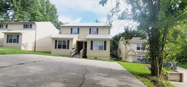 Building Photo - CLOSE TO CAMPUS 3/3 w/ Washer/Dryer, Lawn Maintenance Included, & More! $1950/month Avail startin...