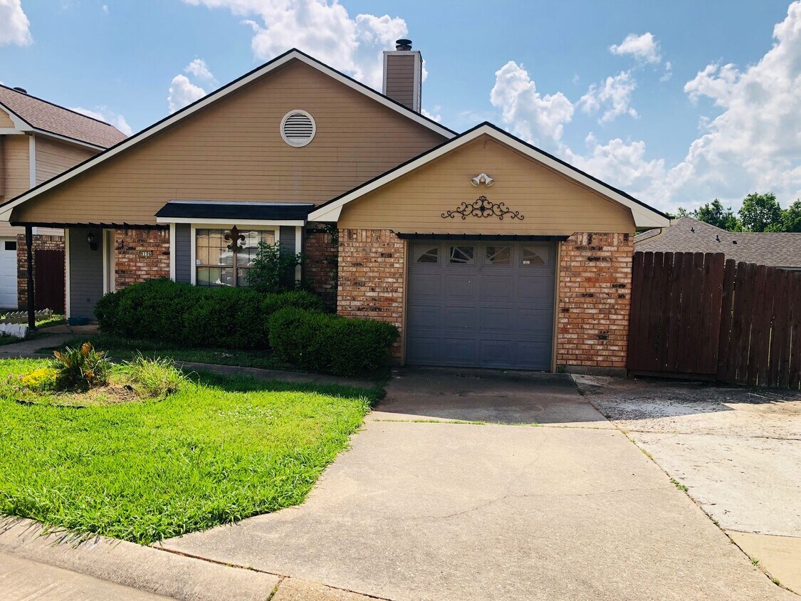 Foto del edificio - SOUTHERN HILLS-BIG CORNER LOT-NICE BRICK HOME