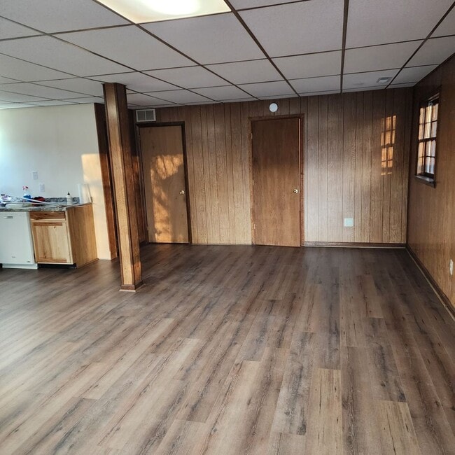 Building Photo - 379 Pine Bluff/ Lease for  Seth O. Schoenf...