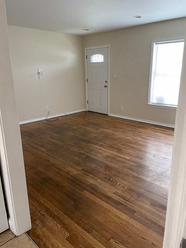 Building Photo - 2102 W Concho Ave