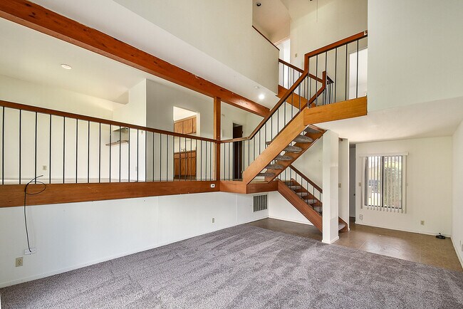 Amanecer - Sala de estar - Harbor Pointe Apartments