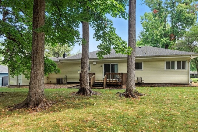 Building Photo - NEW LISTING! 3 BED/2 BATH HOUSE!
