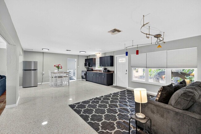Building Photo - 349 Avenida Madera