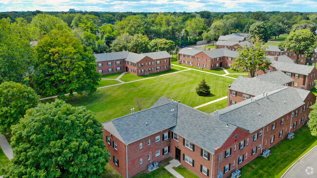 Building Photo - Larchmont Estates