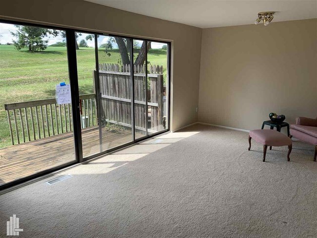 Building Photo - 805 Oakbrook Ridge Dr