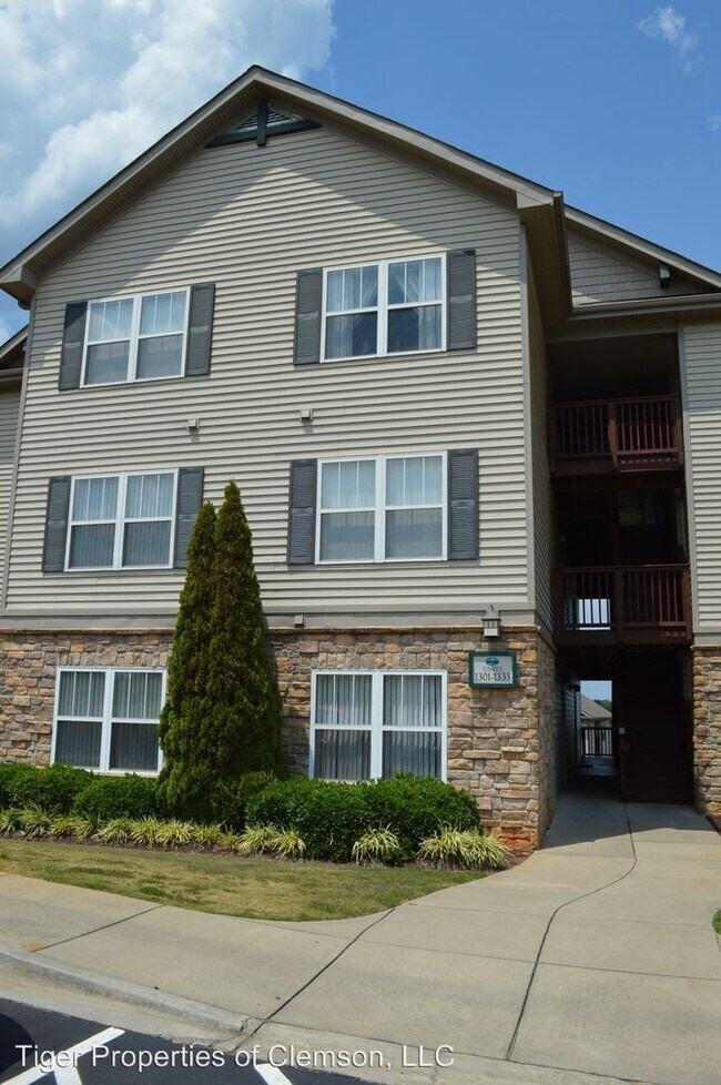 Building Photo - 1313 Harts Ridge Dr