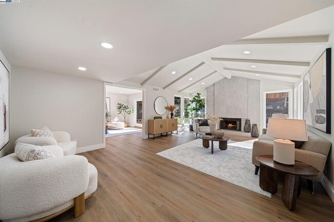 Building Photo - 3613 Perada Dr