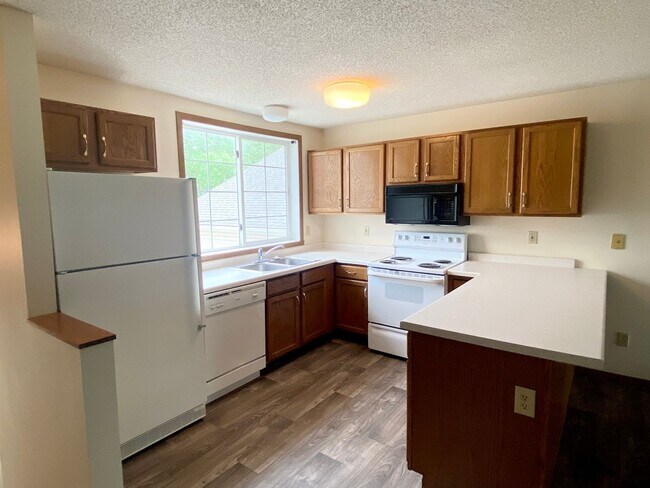 Building Photo - Spacious 3 bedroom, 2 bath updated townhome located in South Fargo!