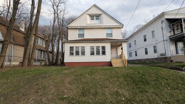 Foto del edificio - *793 Boulevard St - Duplex