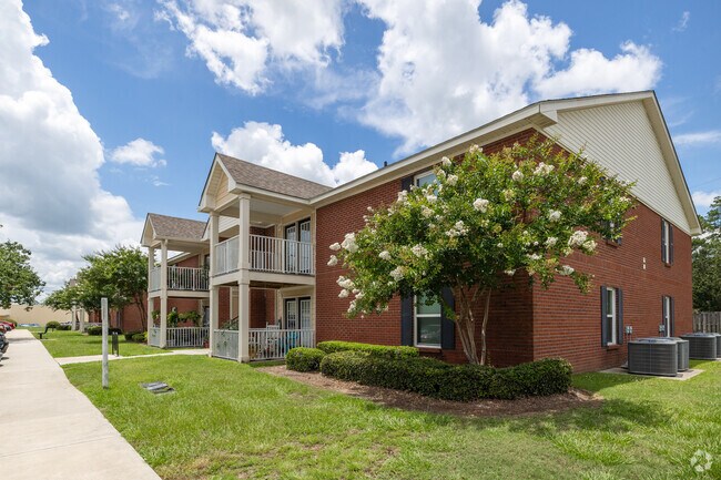 Entrada del edificio - River Run Apartments
