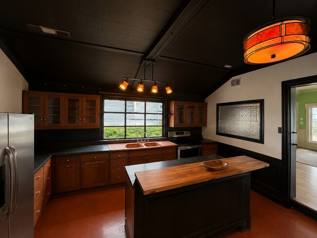 Foto del edificio - Character-Filled 2 Bedroom Home with Artistic Style