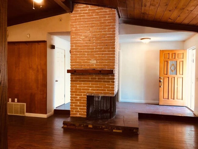 Building Photo - 15830 Villa Grande Dr
